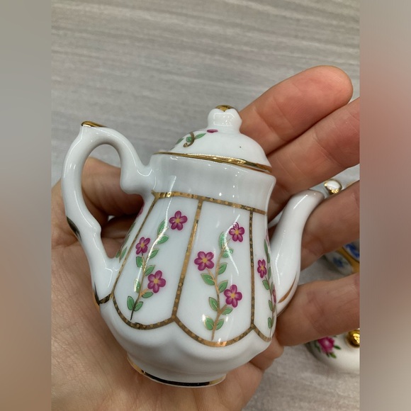 FOUR 1898 MINIATURE TEAPOTS WIYH LIDS - Picture 4 of 11